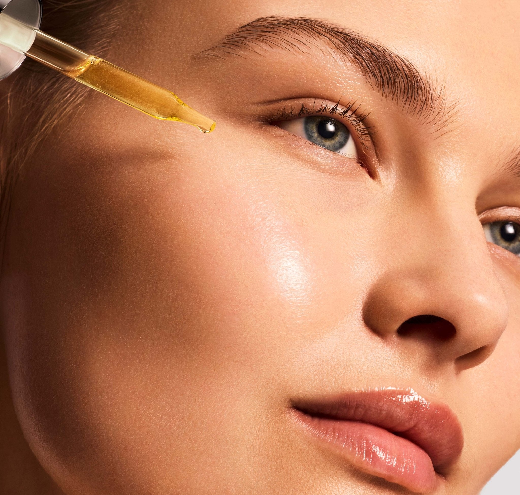 iS Clinical Pro-Heal Serum Advance+, model applying serum